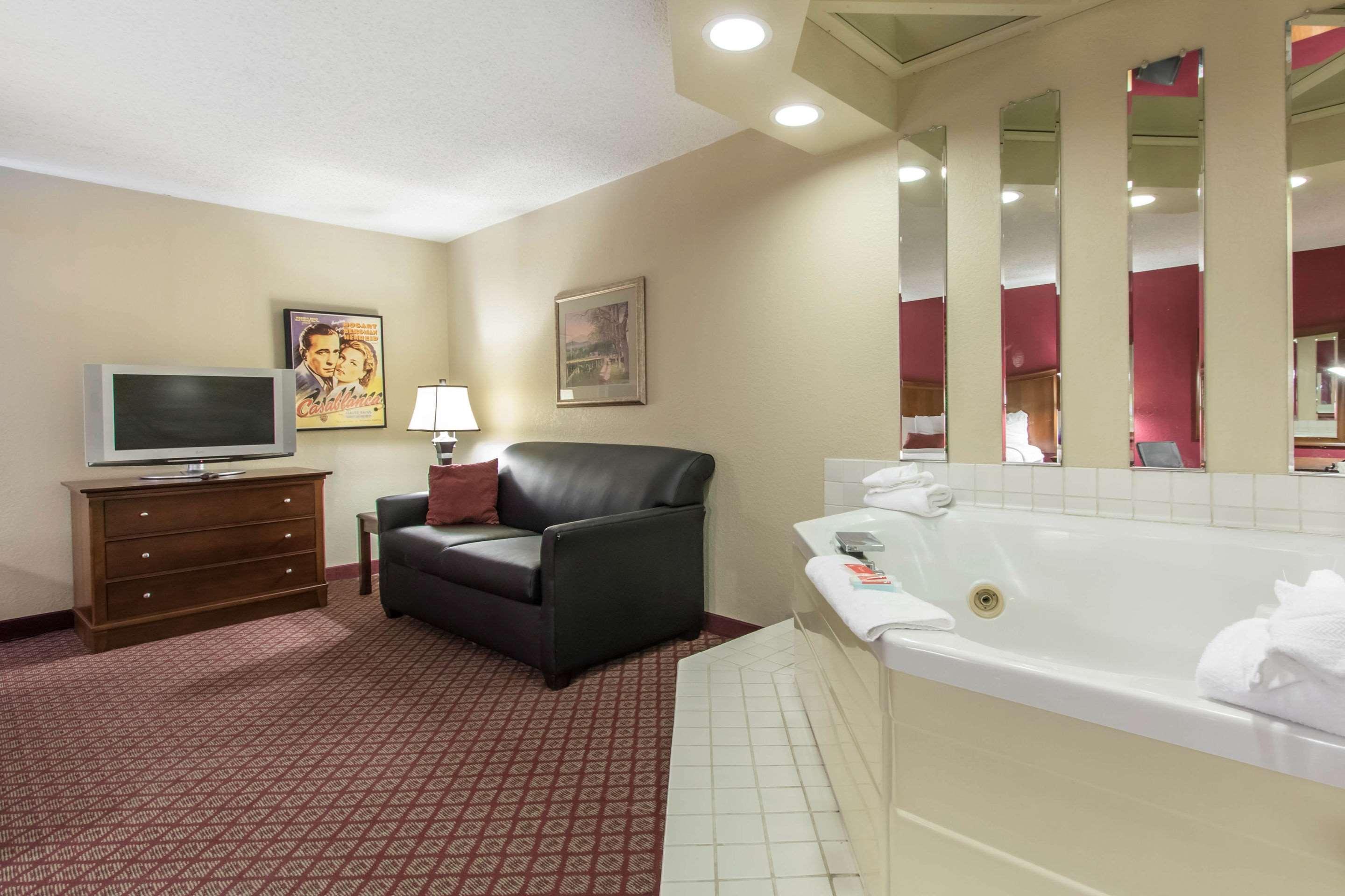 Econo Lodge Inn & Suites Joplin Exterior foto